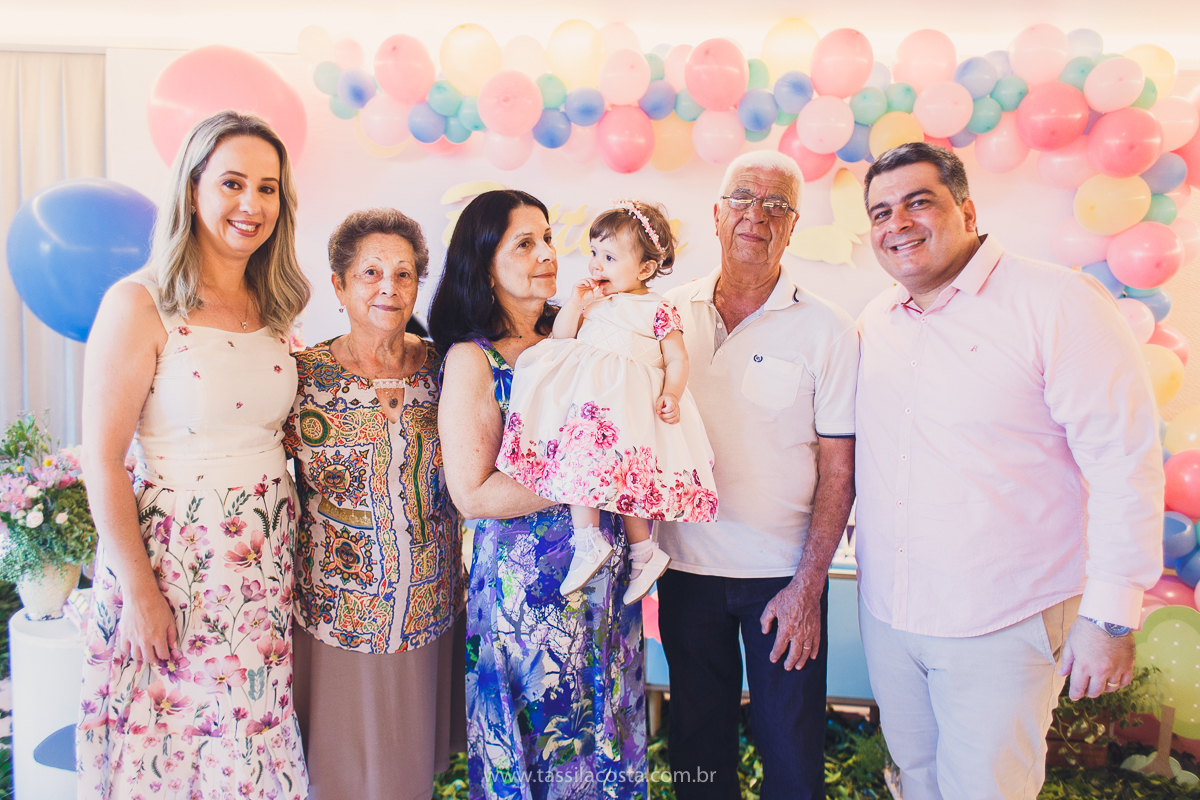 festa infantil linda, na Praia da Costa, Vila Velha, ES, tema Jardim, Jardim da Bettina, festa de menina, festa rosa para aniversário de 1 ano, primeiro ano da minha filha, vestido lindo para vestir no aniversário de 1 ano, fotografia de festa infantil