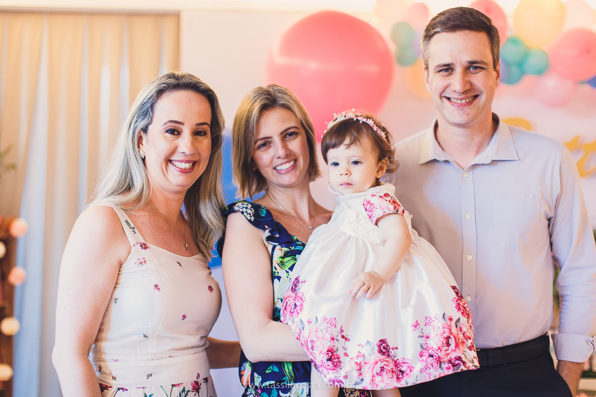 festa infantil linda, na Praia da Costa, Vila Velha, ES, tema Jardim, Jardim da Bettina, festa de menina, festa rosa para aniversário de 1 ano, primeiro ano da minha filha, vestido lindo para vestir no aniversário de 1 ano, fotografia de festa infantil