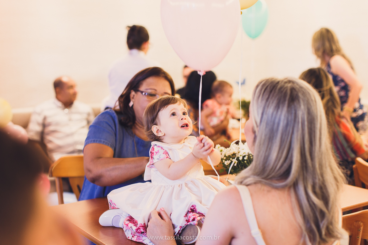 festa infantil linda, na Praia da Costa, Vila Velha, ES, tema Jardim, Jardim da Bettina, festa de menina, festa rosa para aniversário de 1 ano, primeiro ano da minha filha, vestido lindo para vestir no aniversário de 1 ano, fotografia de festa infantil