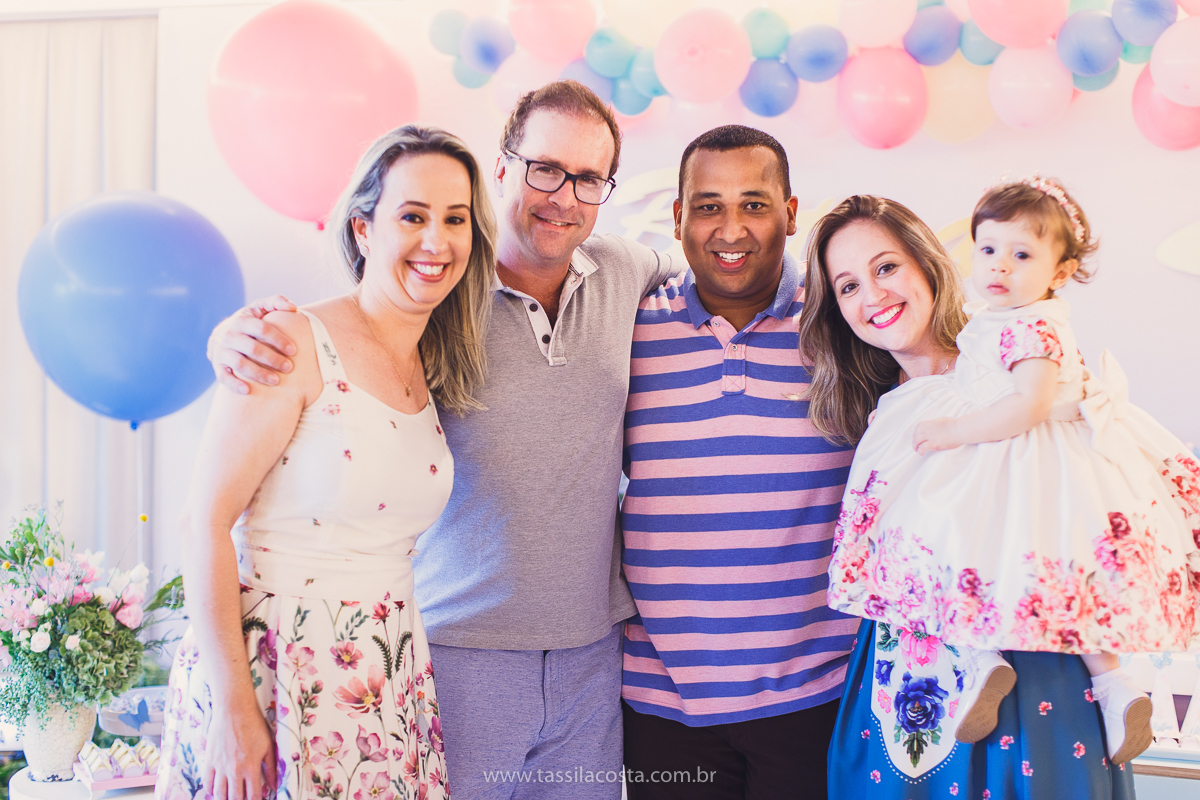 festa infantil linda, na Praia da Costa, Vila Velha, ES, tema Jardim, Jardim da Bettina, festa de menina, festa rosa para aniversário de 1 ano, primeiro ano da minha filha, vestido lindo para vestir no aniversário de 1 ano, fotografia de festa infantil