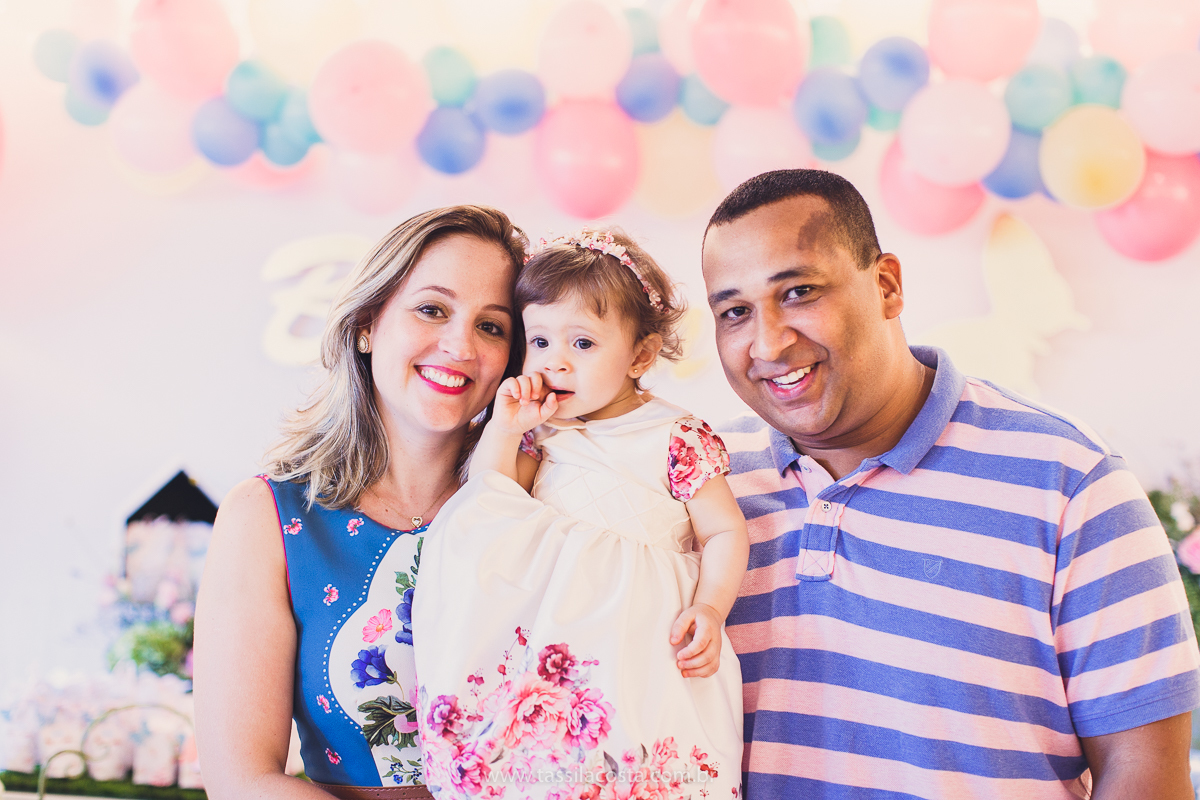 festa infantil linda, na Praia da Costa, Vila Velha, ES, tema Jardim, Jardim da Bettina, festa de menina, festa rosa para aniversário de 1 ano, primeiro ano da minha filha, vestido lindo para vestir no aniversário de 1 ano, fotografia de festa infantil