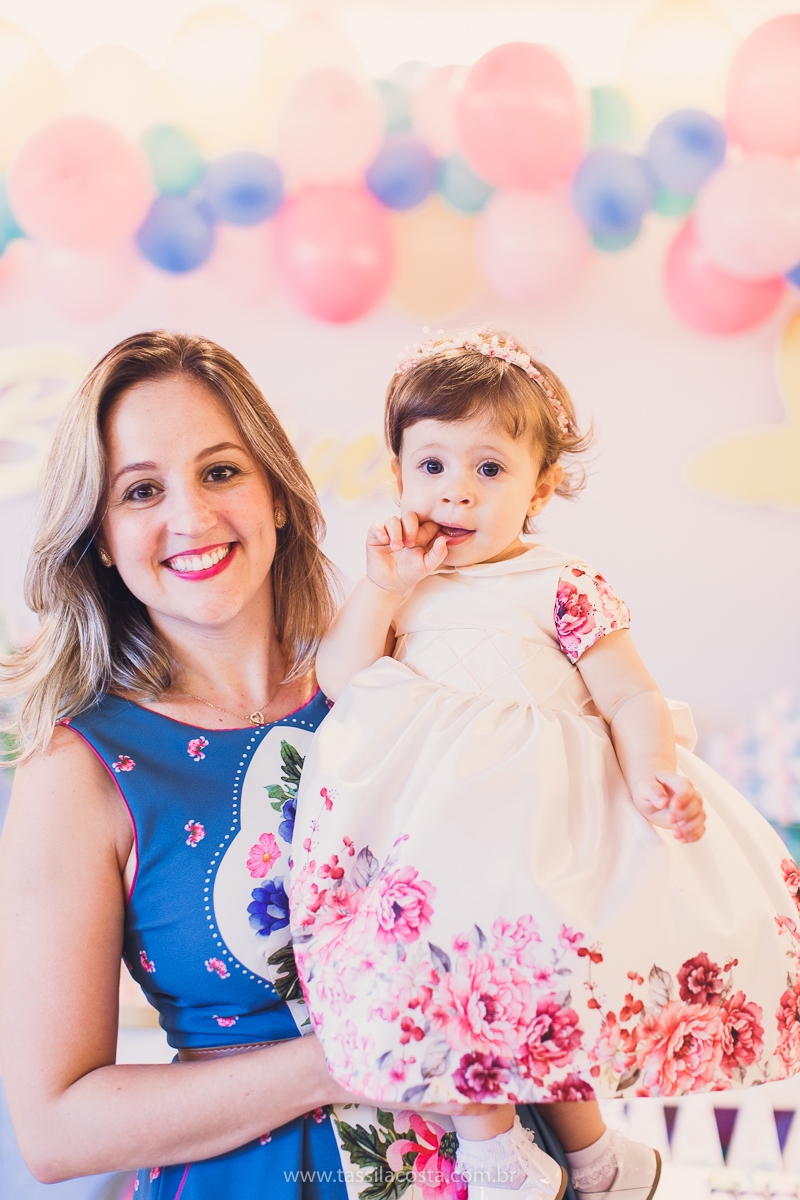 festa infantil linda, na Praia da Costa, Vila Velha, ES, tema Jardim, Jardim da Bettina, festa de menina, festa rosa para aniversário de 1 ano, primeiro ano da minha filha, vestido lindo para vestir no aniversário de 1 ano, fotografia de festa infantil