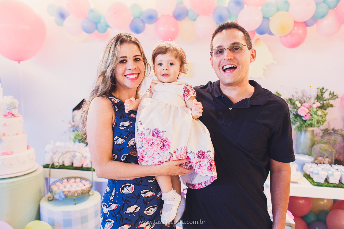 festa infantil linda, na Praia da Costa, Vila Velha, ES, tema Jardim, Jardim da Bettina, festa de menina, festa rosa para aniversário de 1 ano, primeiro ano da minha filha, vestido lindo para vestir no aniversário de 1 ano, fotografia de festa infantil