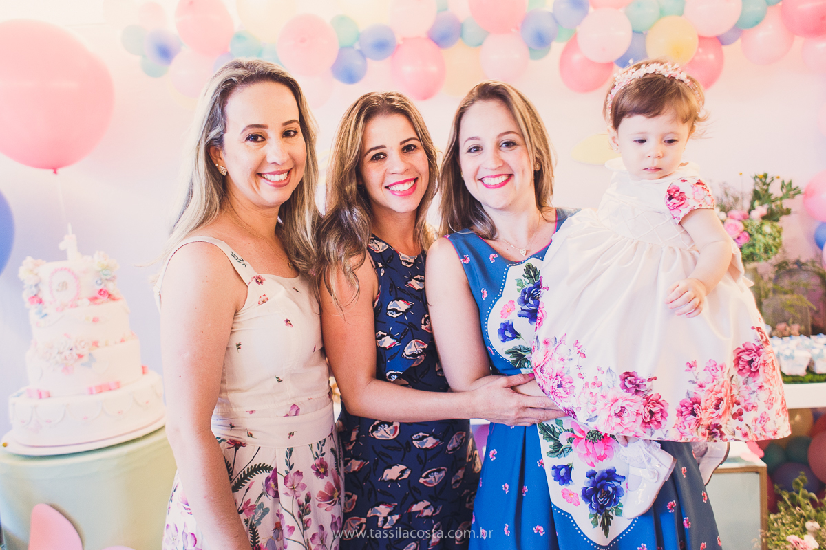 festa infantil linda, na Praia da Costa, Vila Velha, ES, tema Jardim, Jardim da Bettina, festa de menina, festa rosa para aniversário de 1 ano, primeiro ano da minha filha, vestido lindo para vestir no aniversário de 1 ano, fotografia de festa infantil