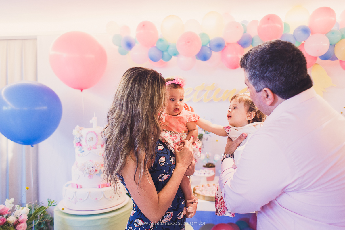 festa infantil linda, na Praia da Costa, Vila Velha, ES, tema Jardim, Jardim da Bettina, festa de menina, festa rosa para aniversário de 1 ano, primeiro ano da minha filha, vestido lindo para vestir no aniversário de 1 ano, fotografia de festa infantil