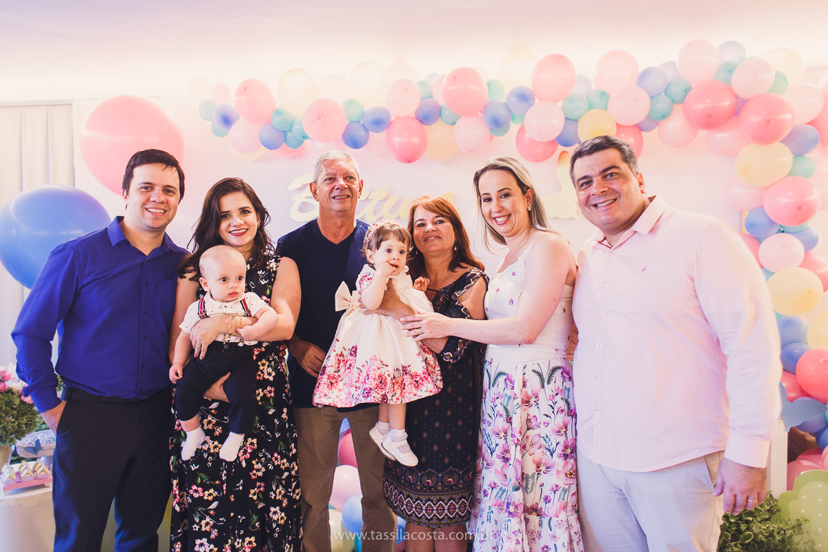 festa infantil linda, na Praia da Costa, Vila Velha, ES, tema Jardim, Jardim da Bettina, festa de menina, festa rosa para aniversário de 1 ano, primeiro ano da minha filha, vestido lindo para vestir no aniversário de 1 ano, fotografia de festa infantil