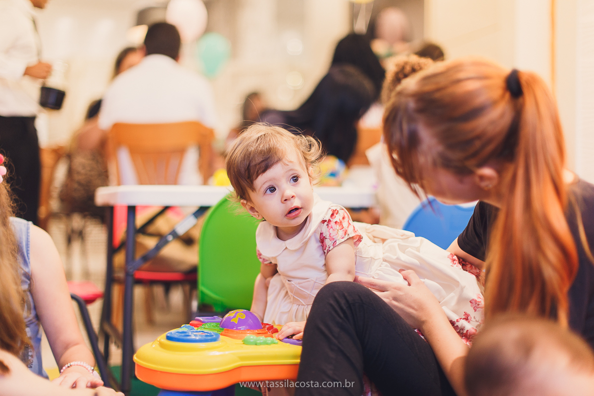 festa infantil linda, na Praia da Costa, Vila Velha, ES, tema Jardim, Jardim da Bettina, festa de menina, festa rosa para aniversário de 1 ano, primeiro ano da minha filha, vestido lindo para vestir no aniversário de 1 ano, fotografia de festa infantil