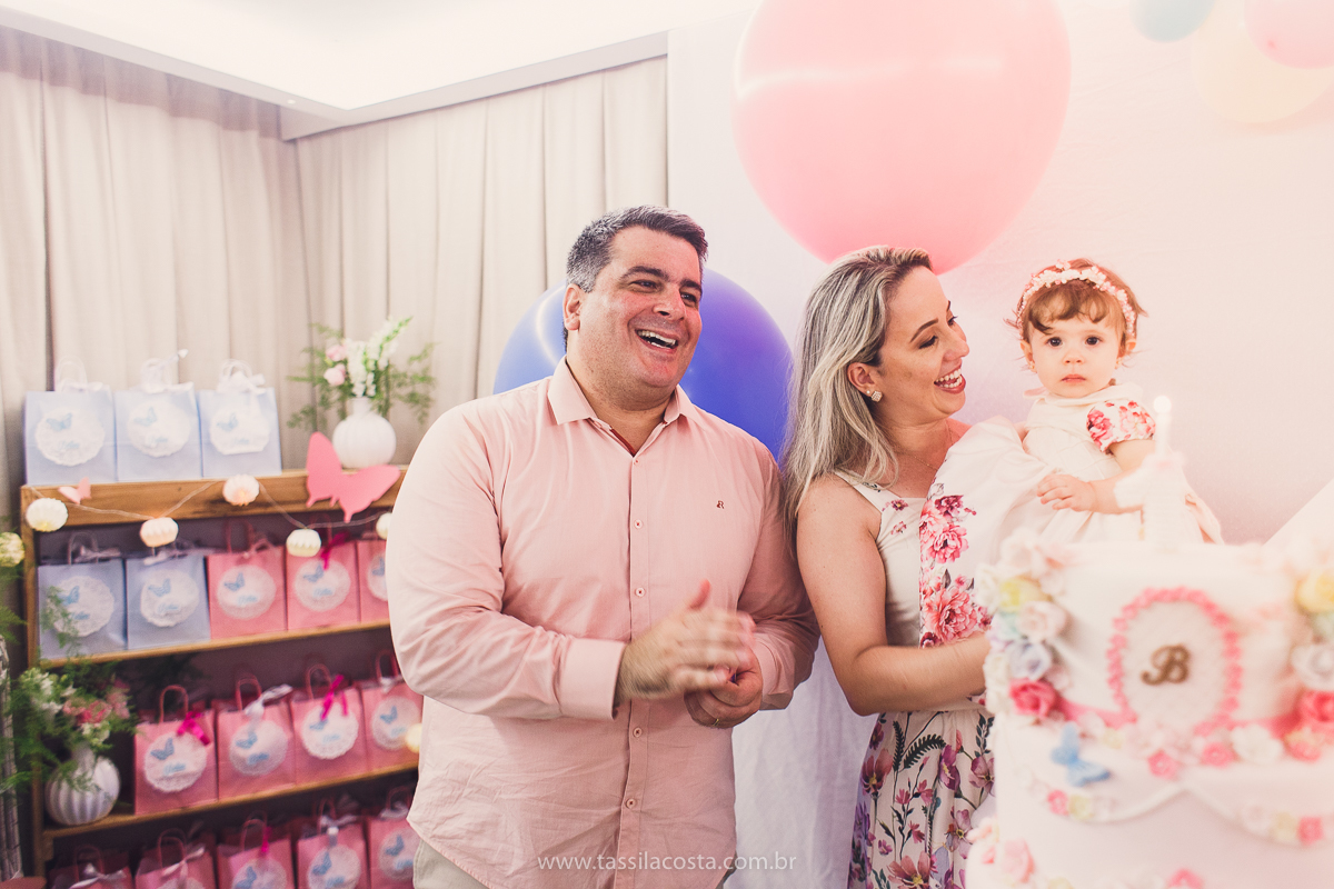 festa infantil linda, na Praia da Costa, Vila Velha, ES, tema Jardim, Jardim da Bettina, festa de menina, festa rosa para aniversário de 1 ano, primeiro ano da minha filha, vestido lindo para vestir no aniversário de 1 ano, fotografia de festa infantil