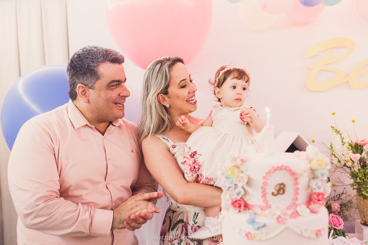 festa infantil linda, na Praia da Costa, Vila Velha, ES, tema Jardim, Jardim da Bettina, festa de menina, festa rosa para aniversário de 1 ano, primeiro ano da minha filha, vestido lindo para vestir no aniversário de 1 ano, fotografia de festa infantil