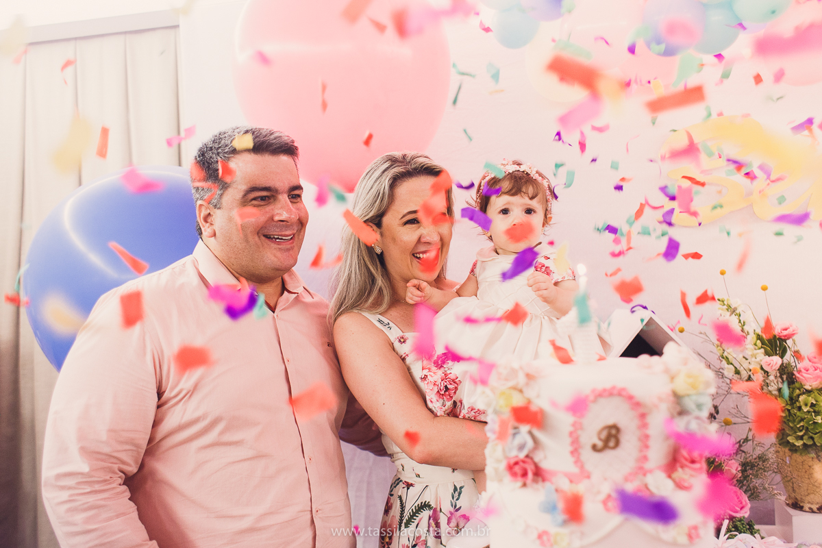 festa infantil linda, na Praia da Costa, Vila Velha, ES, tema Jardim, Jardim da Bettina, festa de menina, festa rosa para aniversário de 1 ano, primeiro ano da minha filha, vestido lindo para vestir no aniversário de 1 ano, fotografia de festa infantil