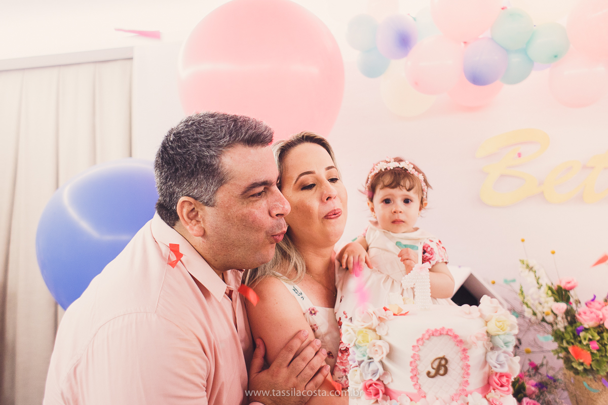 festa infantil linda, na Praia da Costa, Vila Velha, ES, tema Jardim, Jardim da Bettina, festa de menina, festa rosa para aniversário de 1 ano, primeiro ano da minha filha, vestido lindo para vestir no aniversário de 1 ano, fotografia de festa infantil