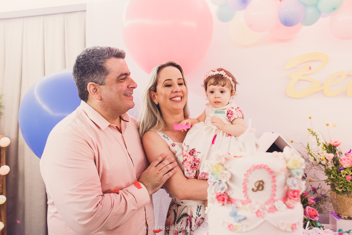 festa infantil linda, na Praia da Costa, Vila Velha, ES, tema Jardim, Jardim da Bettina, festa de menina, festa rosa para aniversário de 1 ano, primeiro ano da minha filha, vestido lindo para vestir no aniversário de 1 ano, fotografia de festa infantil