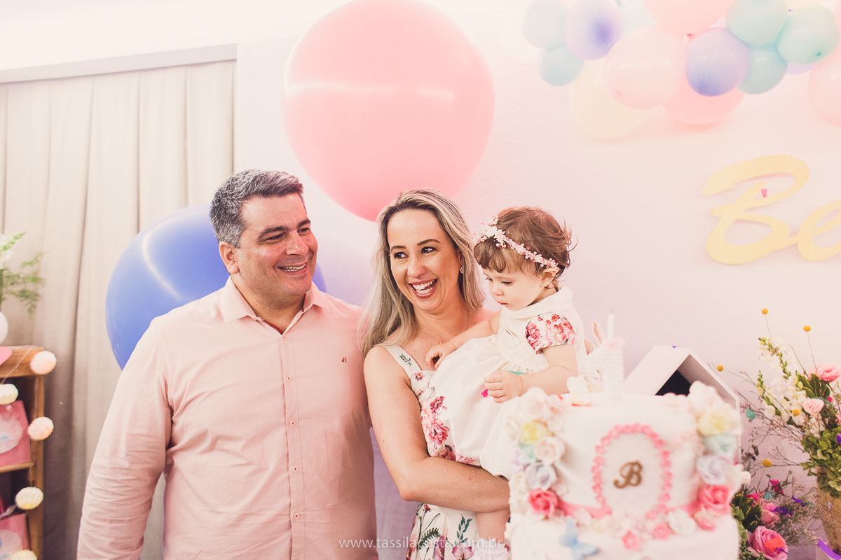 festa infantil linda, na Praia da Costa, Vila Velha, ES, tema Jardim, Jardim da Bettina, festa de menina, festa rosa para aniversário de 1 ano, primeiro ano da minha filha, vestido lindo para vestir no aniversário de 1 ano, fotografia de festa infantil