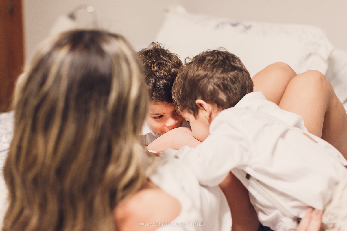 chá de fraldas da Júlia, da Dante Micheline, Praia de Camburi, Vitória ES, tássila costa fotografia, mãe de 3 meninos, mãe de gêmeos, ensaio de gestante feito em casa, fotografia de grávida em vila velha, fotos lindas