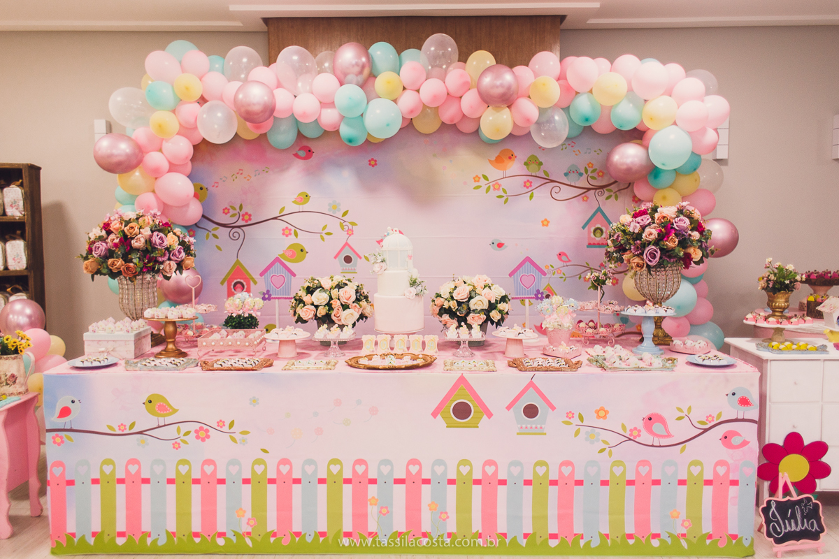 Júlia 1 ano, aniversário de menina em Vitória ES, festa de menina no tema jardim, look rosa para aniversariante de 1 ano, o que vestir no aniversário de 1 ano da minha filha, mãe de 2, tássila costa fotografia, fotos espontâneas no aniversário de 1 ano