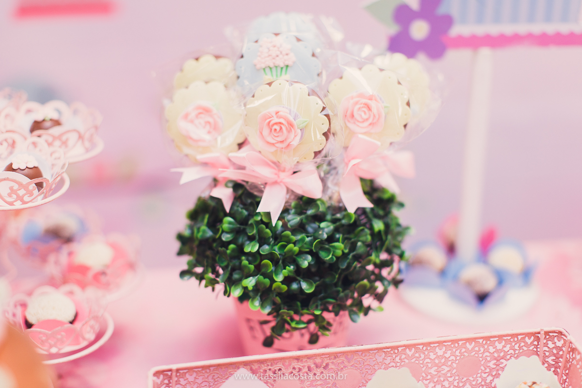 Júlia 1 ano, aniversário de menina em Vitória ES, festa de menina no tema jardim, look rosa para aniversariante de 1 ano, o que vestir no aniversário de 1 ano da minha filha, mãe de 2, tássila costa fotografia, fotos espontâneas no aniversário de 1 ano