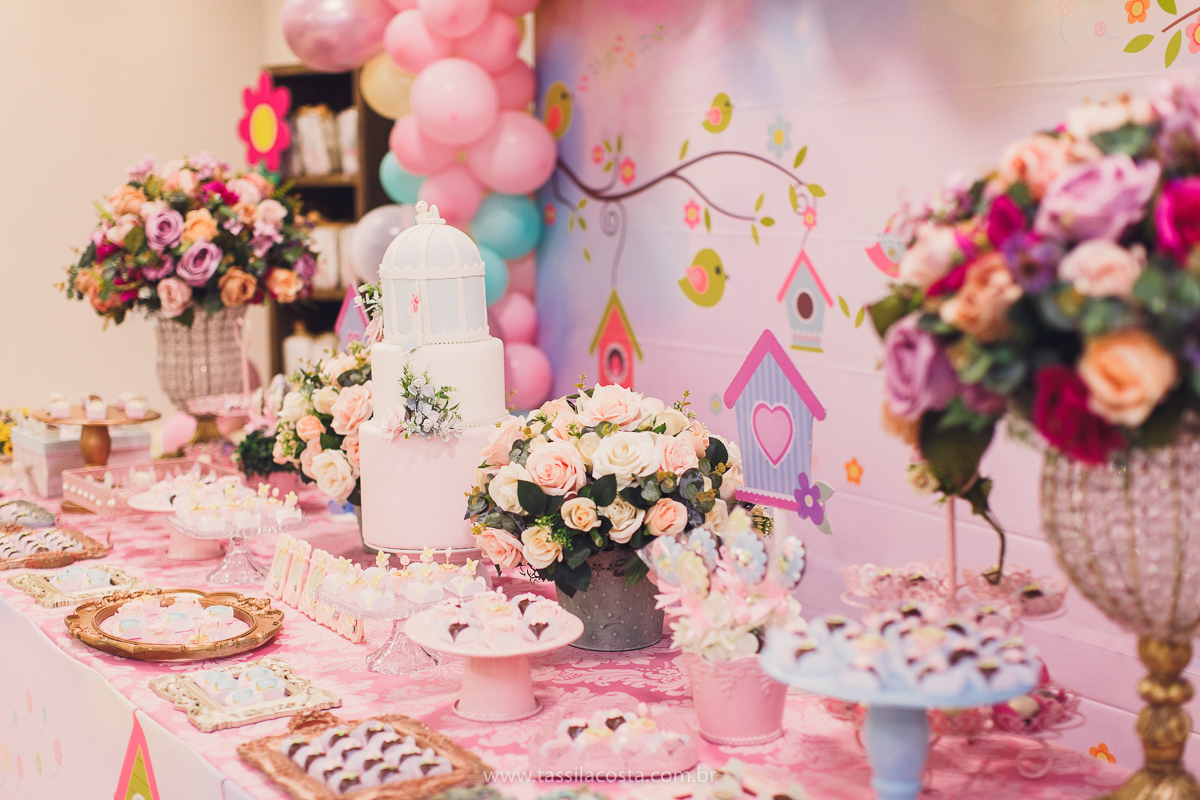 Júlia 1 ano, aniversário de menina em Vitória ES, festa de menina no tema jardim, look rosa para aniversariante de 1 ano, o que vestir no aniversário de 1 ano da minha filha, mãe de 2, tássila costa fotografia, fotos espontâneas no aniversário de 1 ano