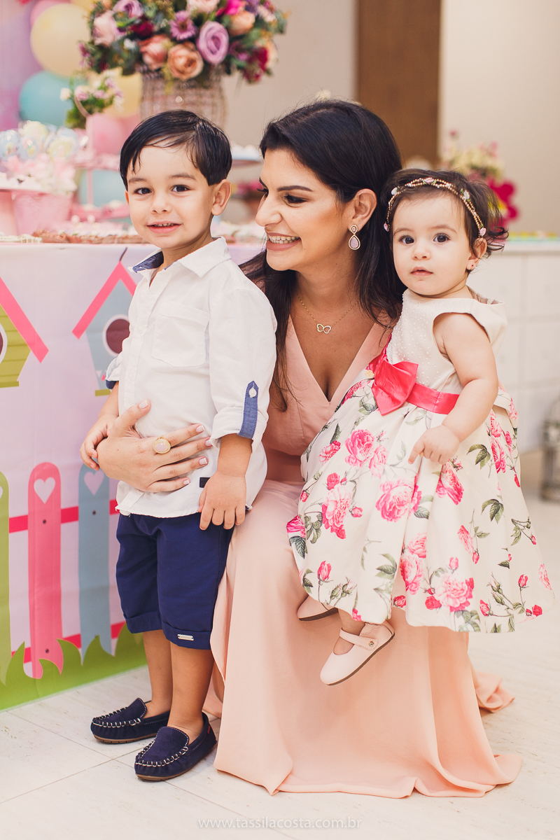 Júlia 1 ano, aniversário de menina em Vitória ES, festa de menina no tema jardim, look rosa para aniversariante de 1 ano, o que vestir no aniversário de 1 ano da minha filha, mãe de 2, tássila costa fotografia, fotos espontâneas no aniversário de 1 ano
