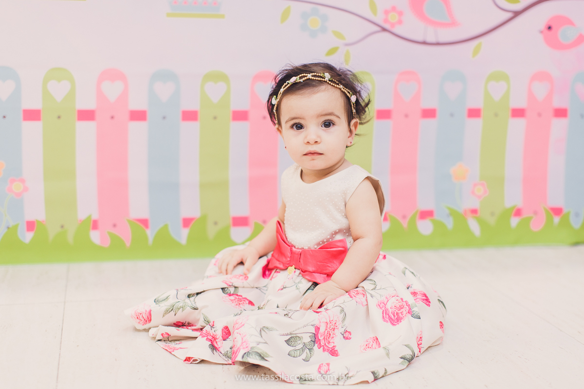 Júlia 1 ano, aniversário de menina em Vitória ES, festa de menina no tema jardim, look rosa para aniversariante de 1 ano, o que vestir no aniversário de 1 ano da minha filha, mãe de 2, tássila costa fotografia, fotos espontâneas no aniversário de 1 ano