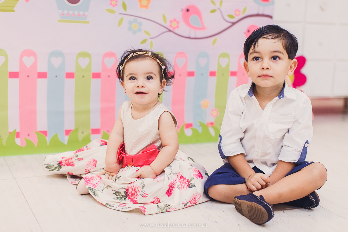 Júlia 1 ano, aniversário de menina em Vitória ES, festa de menina no tema jardim, look rosa para aniversariante de 1 ano, o que vestir no aniversário de 1 ano da minha filha, mãe de 2, tássila costa fotografia, fotos espontâneas no aniversário de 1 ano