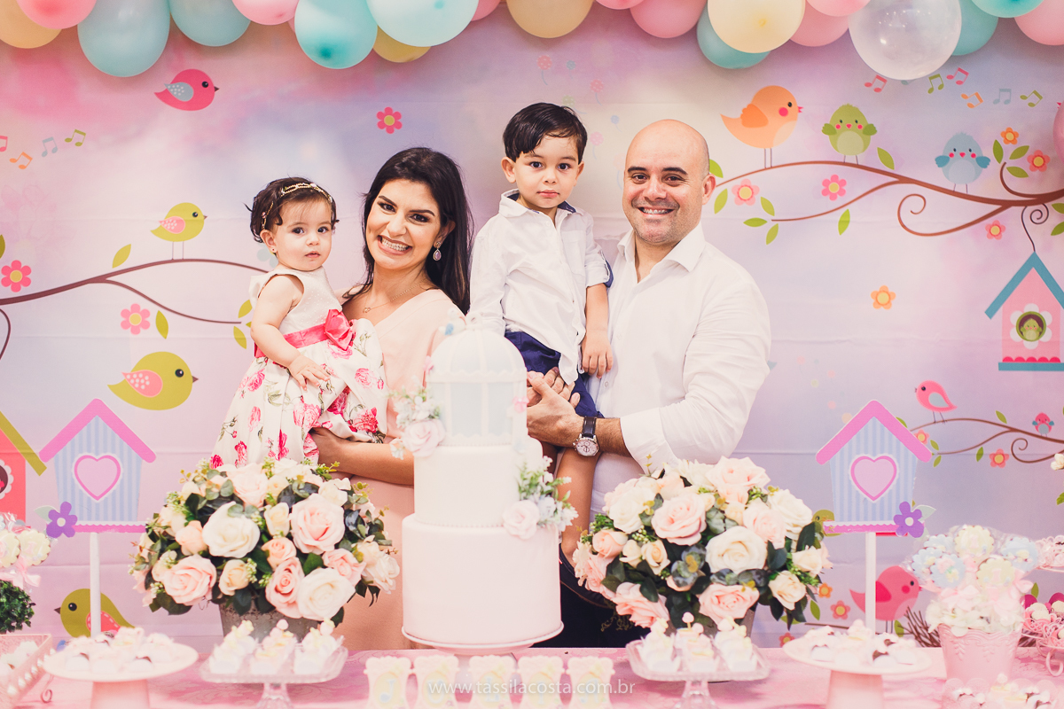 Júlia 1 ano, aniversário de menina em Vitória ES, festa de menina no tema jardim, look rosa para aniversariante de 1 ano, o que vestir no aniversário de 1 ano da minha filha, mãe de 2, tássila costa fotografia, fotos espontâneas no aniversário de 1 ano