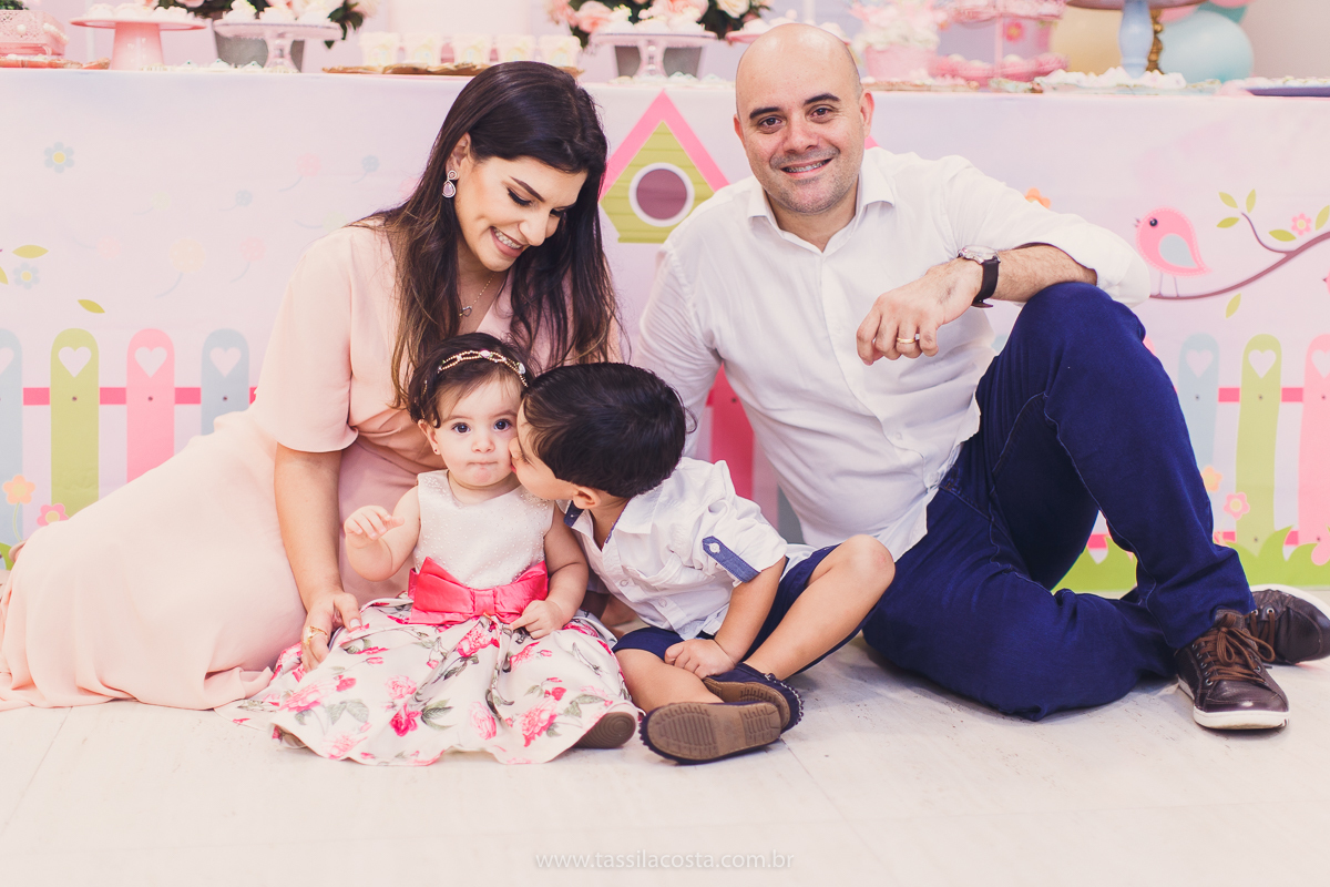 Júlia 1 ano, aniversário de menina em Vitória ES, festa de menina no tema jardim, look rosa para aniversariante de 1 ano, o que vestir no aniversário de 1 ano da minha filha, mãe de 2, tássila costa fotografia, fotos espontâneas no aniversário de 1 ano