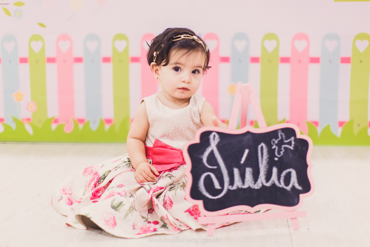 Júlia 1 ano, aniversário de menina em Vitória ES, festa de menina no tema jardim, look rosa para aniversariante de 1 ano, o que vestir no aniversário de 1 ano da minha filha, mãe de 2, tássila costa fotografia, fotos espontâneas no aniversário de 1 ano