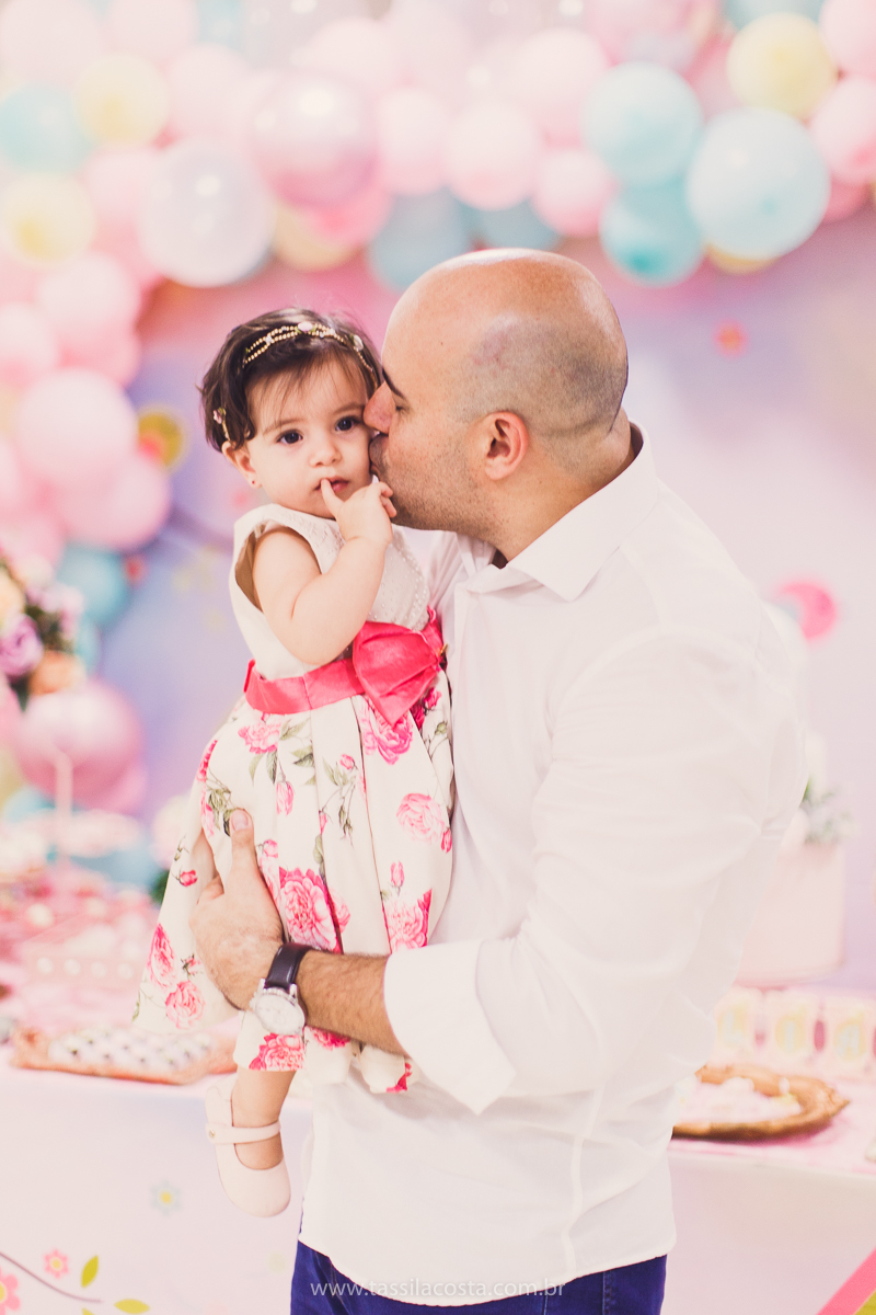 Júlia 1 ano, aniversário de menina em Vitória ES, festa de menina no tema jardim, look rosa para aniversariante de 1 ano, o que vestir no aniversário de 1 ano da minha filha, mãe de 2, tássila costa fotografia, fotos espontâneas no aniversário de 1 ano