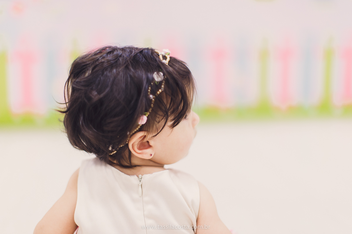 Júlia 1 ano, aniversário de menina em Vitória ES, festa de menina no tema jardim, look rosa para aniversariante de 1 ano, o que vestir no aniversário de 1 ano da minha filha, mãe de 2, tássila costa fotografia, fotos espontâneas no aniversário de 1 ano