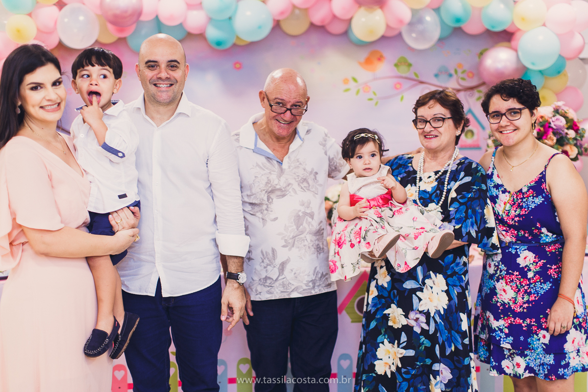 Júlia 1 ano, aniversário de menina em Vitória ES, festa de menina no tema jardim, look rosa para aniversariante de 1 ano, o que vestir no aniversário de 1 ano da minha filha, mãe de 2, tássila costa fotografia, fotos espontâneas no aniversário de 1 ano