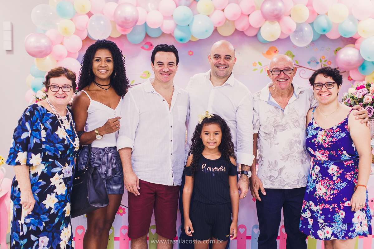 Júlia 1 ano, aniversário de menina em Vitória ES, festa de menina no tema jardim, look rosa para aniversariante de 1 ano, o que vestir no aniversário de 1 ano da minha filha, mãe de 2, tássila costa fotografia, fotos espontâneas no aniversário de 1 ano