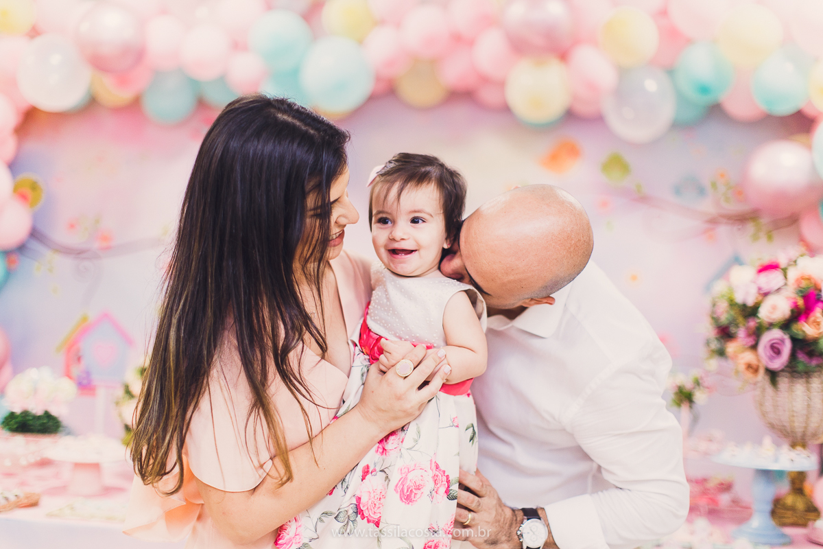 Júlia 1 ano, aniversário de menina em Vitória ES, festa de menina no tema jardim, look rosa para aniversariante de 1 ano, o que vestir no aniversário de 1 ano da minha filha, mãe de 2, tássila costa fotografia, fotos espontâneas no aniversário de 1 ano