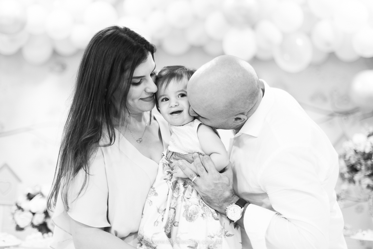 Júlia 1 ano, aniversário de menina em Vitória ES, festa de menina no tema jardim, look rosa para aniversariante de 1 ano, o que vestir no aniversário de 1 ano da minha filha, mãe de 2, tássila costa fotografia, fotos espontâneas no aniversário de 1 ano