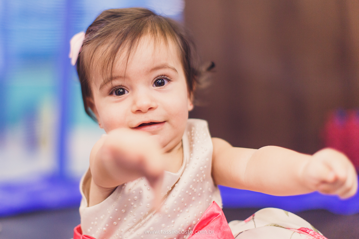 Júlia 1 ano, aniversário de menina em Vitória ES, festa de menina no tema jardim, look rosa para aniversariante de 1 ano, o que vestir no aniversário de 1 ano da minha filha, mãe de 2, tássila costa fotografia, fotos espontâneas no aniversário de 1 ano