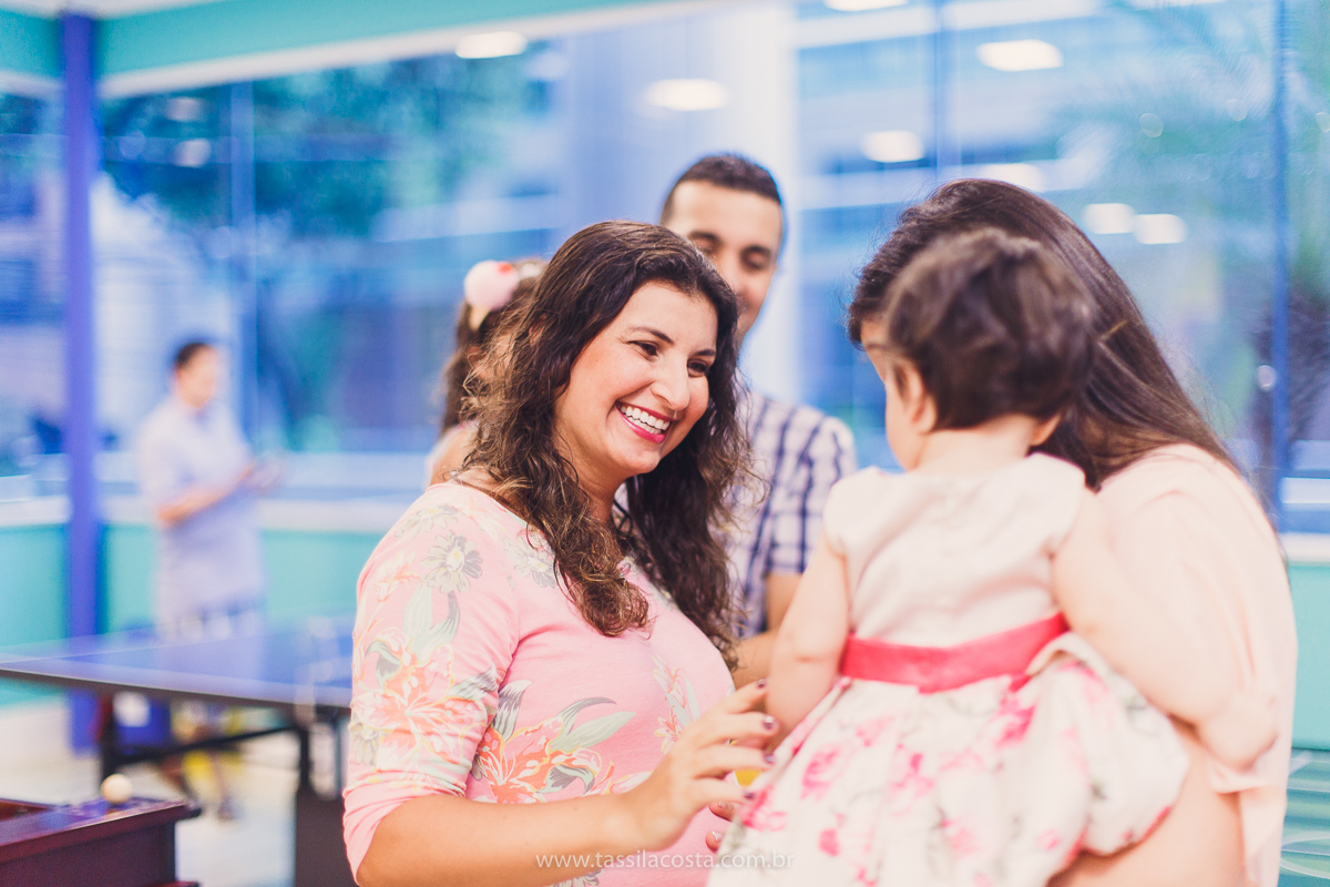 Júlia 1 ano, aniversário de menina em Vitória ES, festa de menina no tema jardim, look rosa para aniversariante de 1 ano, o que vestir no aniversário de 1 ano da minha filha, mãe de 2, tássila costa fotografia, fotos espontâneas no aniversário de 1 ano