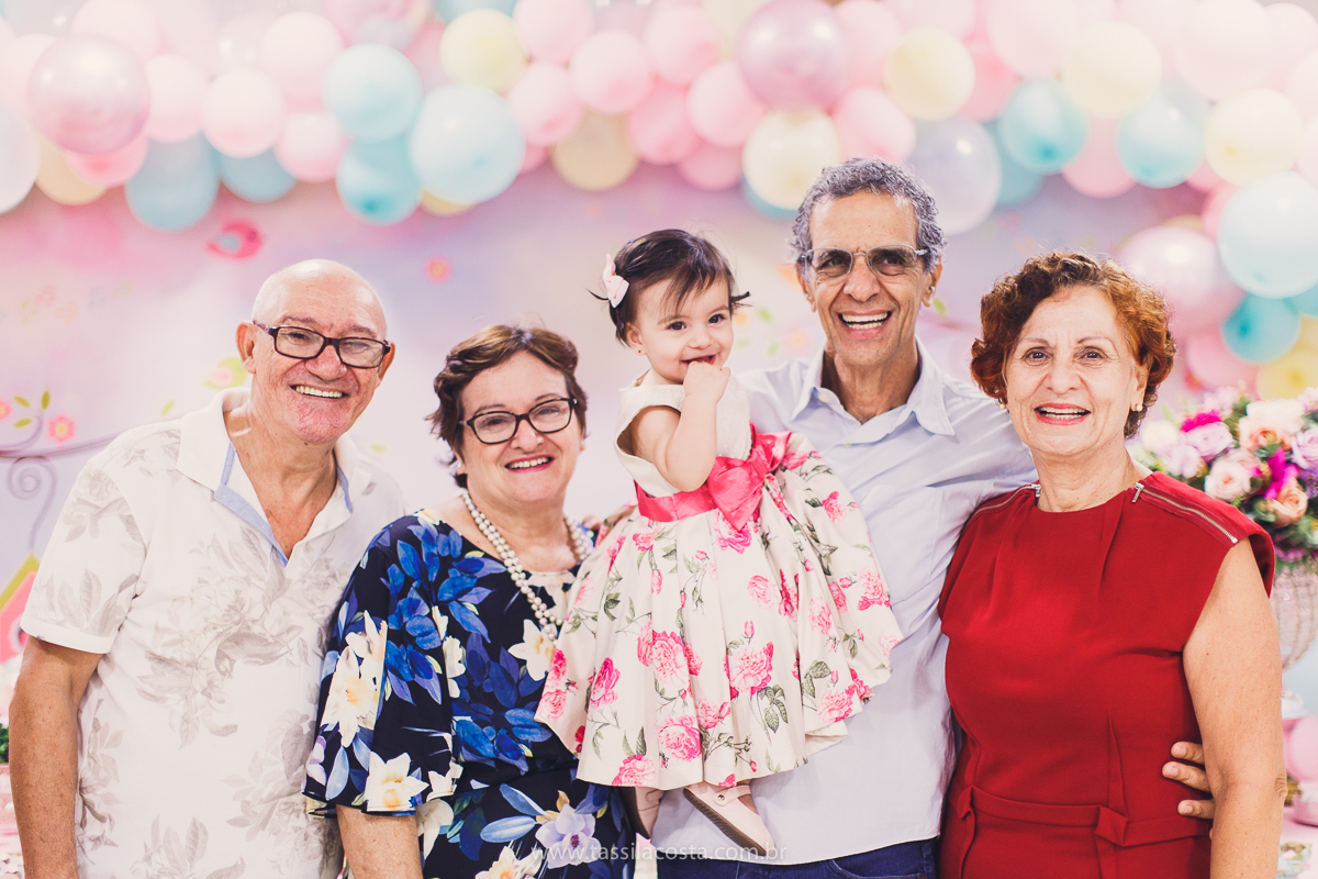 Júlia 1 ano, aniversário de menina em Vitória ES, festa de menina no tema jardim, look rosa para aniversariante de 1 ano, o que vestir no aniversário de 1 ano da minha filha, mãe de 2, tássila costa fotografia, fotos espontâneas no aniversário de 1 anoJúl