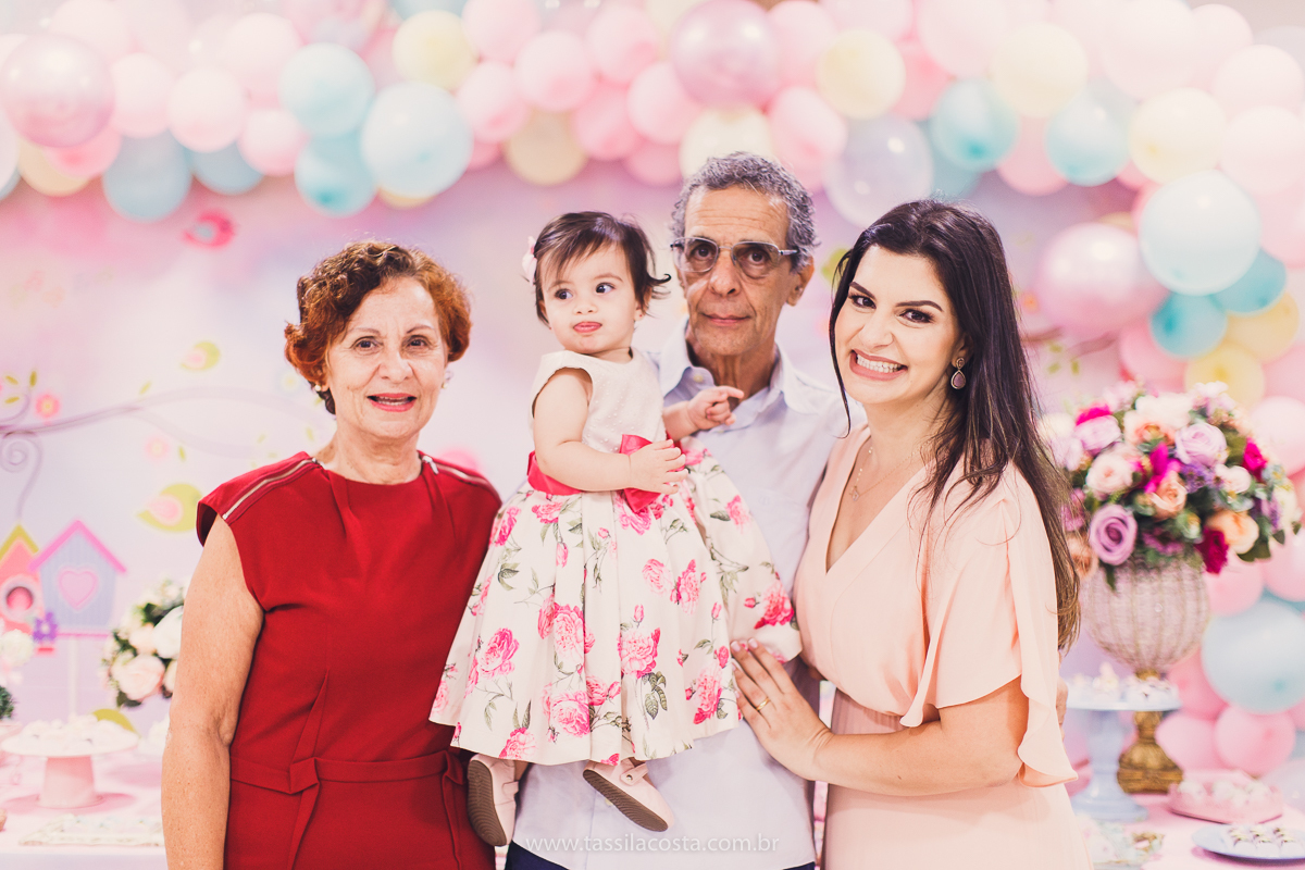 Júlia 1 ano, aniversário de menina em Vitória ES, festa de menina no tema jardim, look rosa para aniversariante de 1 ano, o que vestir no aniversário de 1 ano da minha filha, mãe de 2, tássila costa fotografia, fotos espontâneas no aniversário de 1 ano