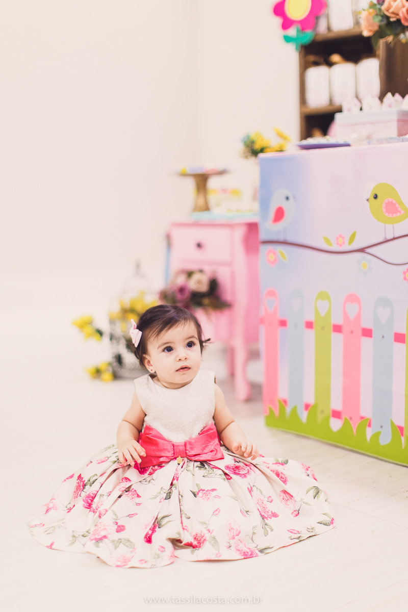 Júlia 1 ano, aniversário de menina em Vitória ES, festa de menina no tema jardim, look rosa para aniversariante de 1 ano, o que vestir no aniversário de 1 ano da minha filha, mãe de 2, tássila costa fotografia, fotos espontâneas no aniversário de 1 ano