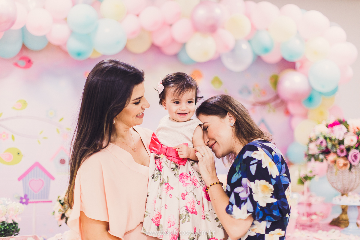 Júlia 1 ano, aniversário de menina em Vitória ES, festa de menina no tema jardim, look rosa para aniversariante de 1 ano, o que vestir no aniversário de 1 ano da minha filha, mãe de 2, tássila costa fotografia, fotos espontâneas no aniversário de 1 ano
