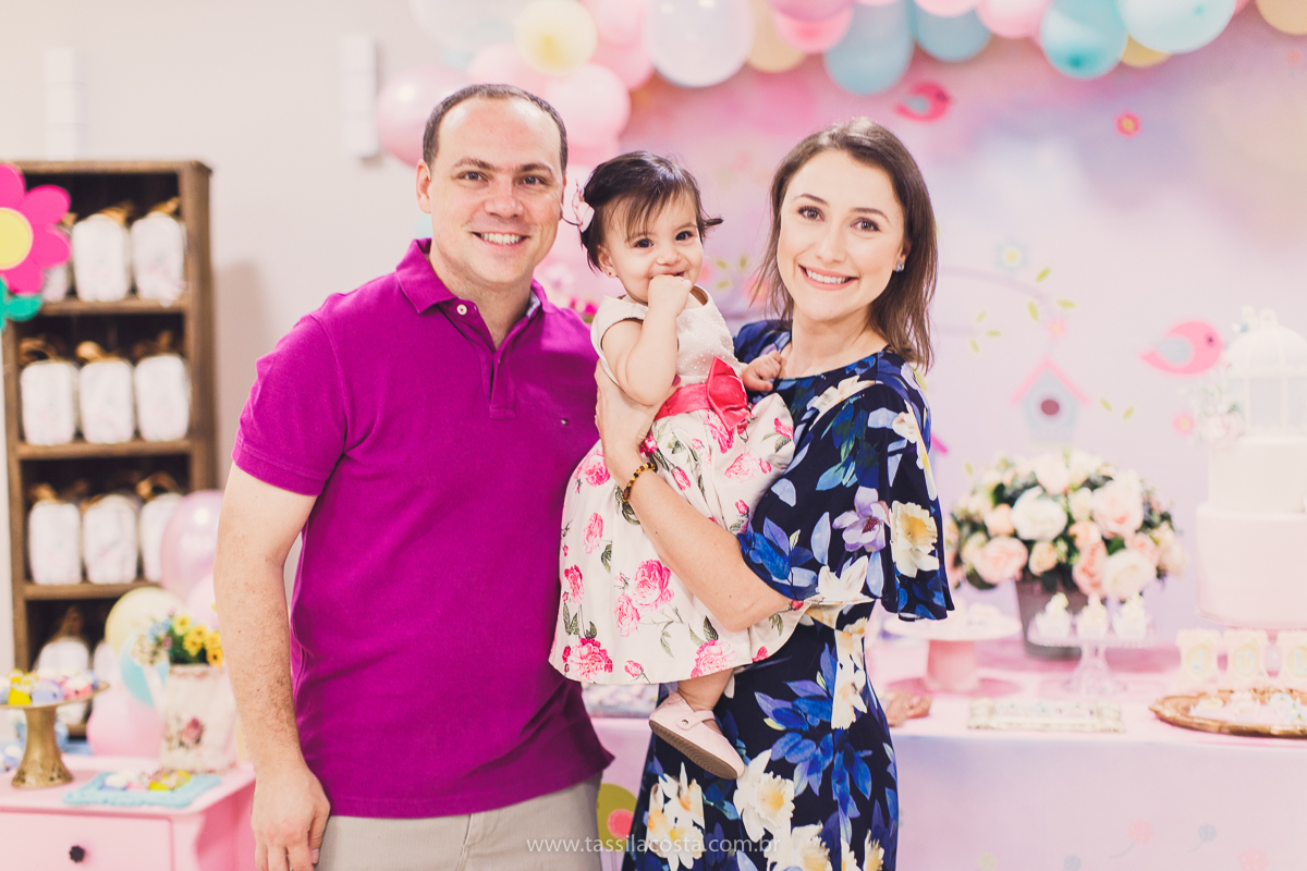 Júlia 1 ano, aniversário de menina em Vitória ES, festa de menina no tema jardim, look rosa para aniversariante de 1 ano, o que vestir no aniversário de 1 ano da minha filha, mãe de 2, tássila costa fotografia, fotos espontâneas no aniversário de 1 ano