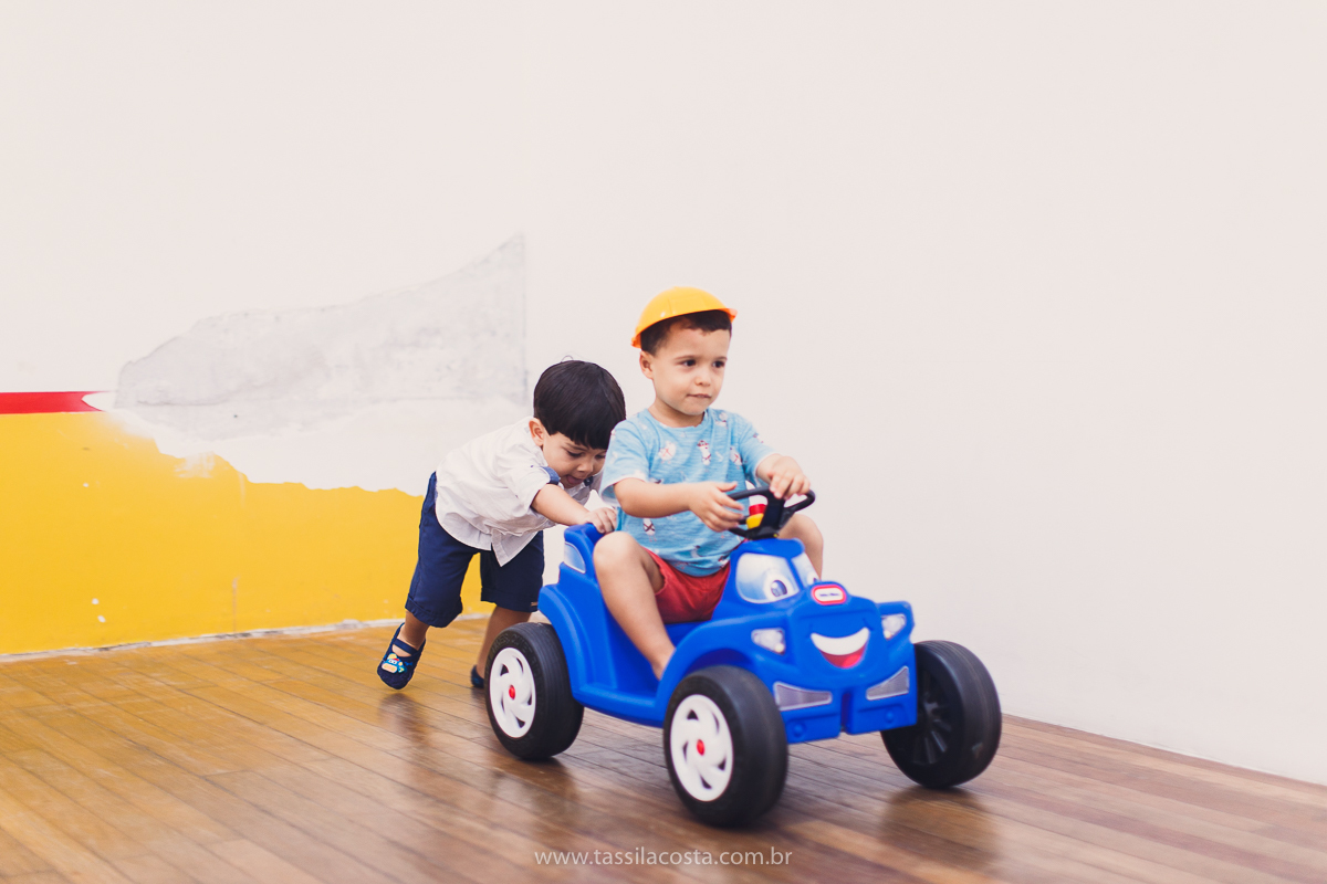 Júlia 1 ano, aniversário de menina em Vitória ES, festa de menina no tema jardim, look rosa para aniversariante de 1 ano, o que vestir no aniversário de 1 ano da minha filha, mãe de 2, tássila costa fotografia, fotos espontâneas no aniversário de 1 ano