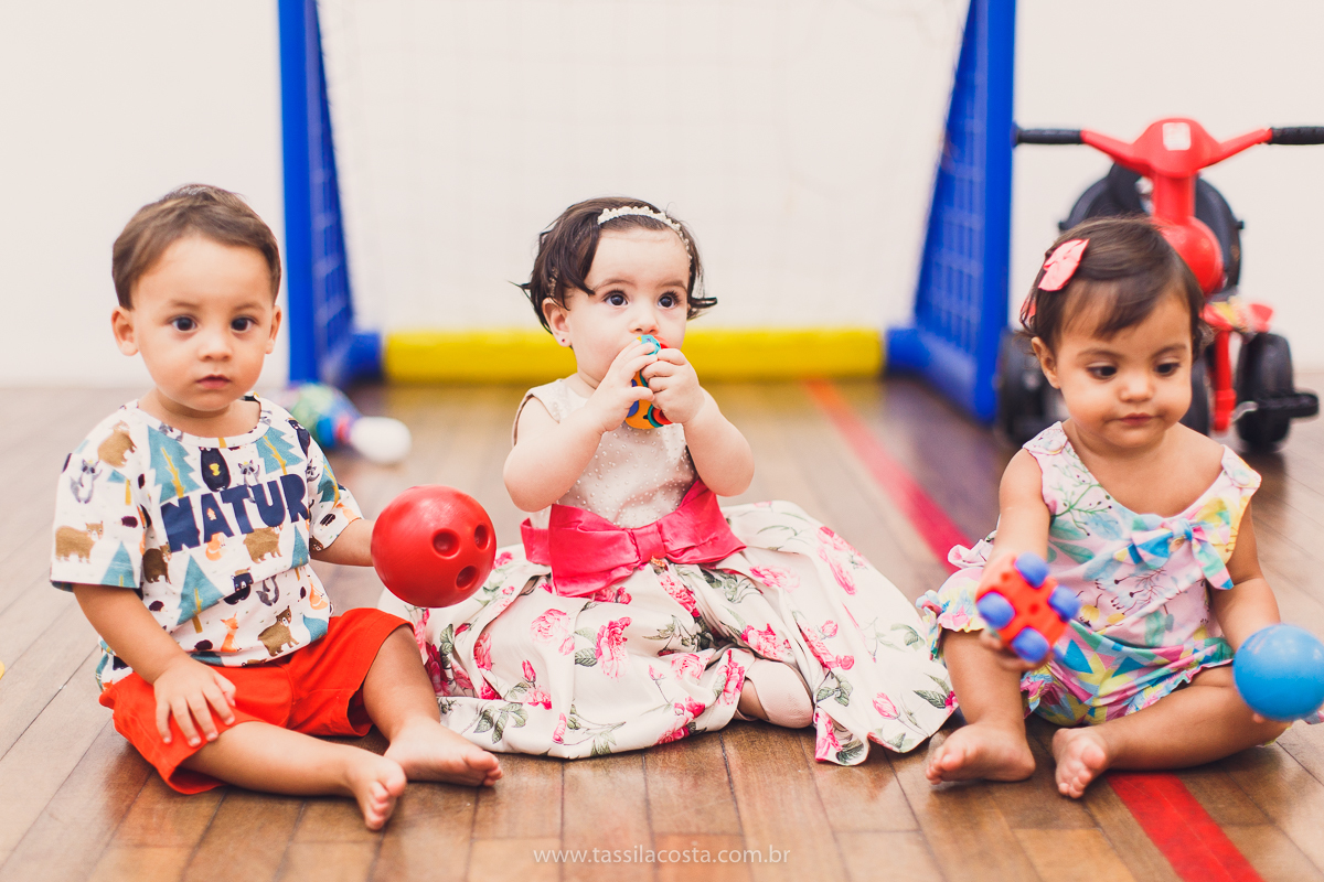 Júlia 1 ano, aniversário de menina em Vitória ES, festa de menina no tema jardim, look rosa para aniversariante de 1 ano, o que vestir no aniversário de 1 ano da minha filha, mãe de 2, tássila costa fotografia, fotos espontâneas no aniversário de 1 aJúlno