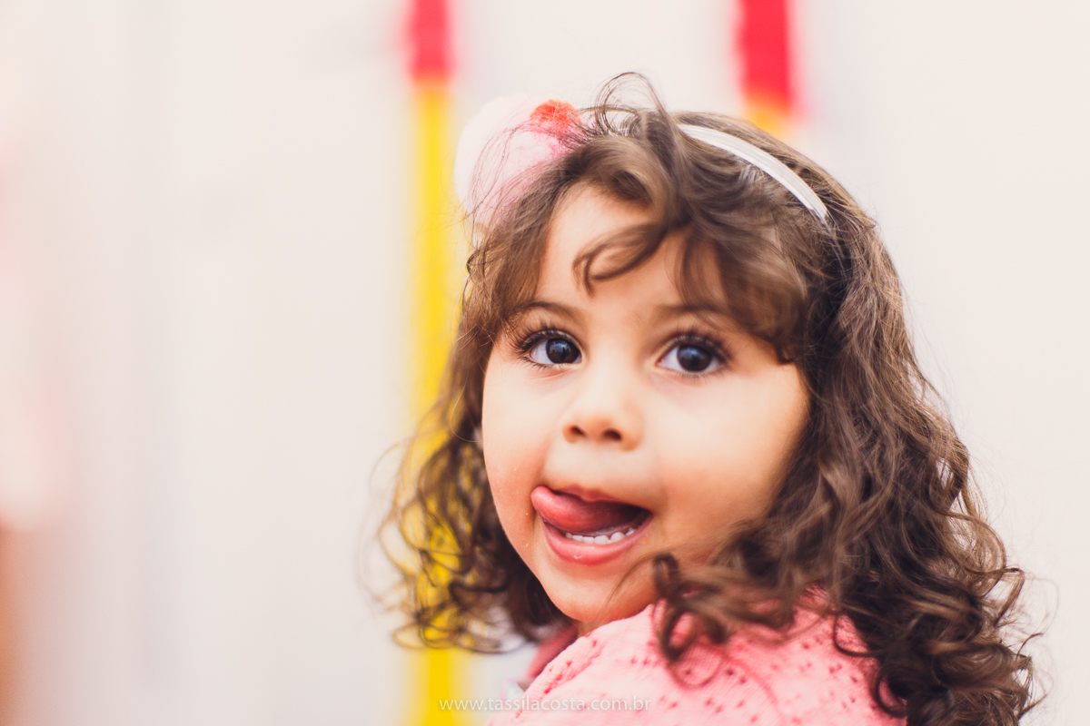 Júlia 1 ano, aniversário de menina em Vitória ES, festa de menina no tema jardim, look rosa para aniversariante de 1 ano, o que vestir no aniversário de 1 ano da minha filha, mãe de 2, tássila costa fotografia, fotos espontâneas no aniversário de 1 ano