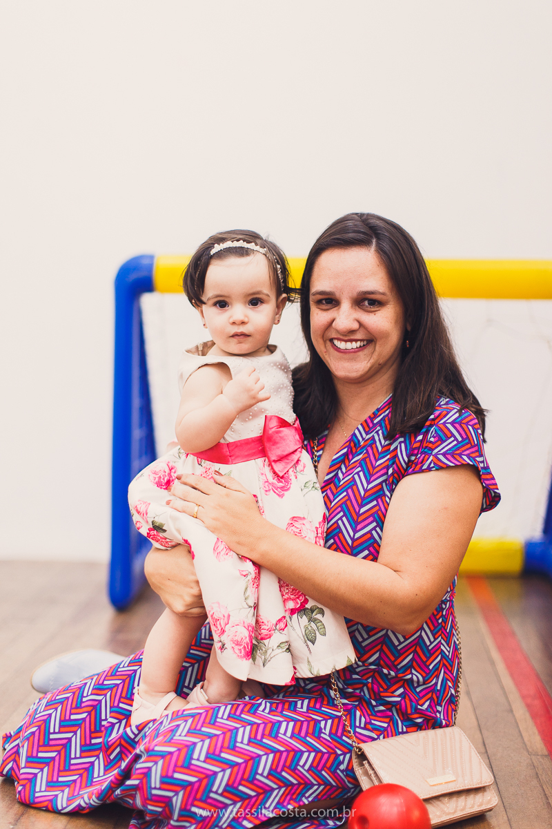 Júlia 1 ano, aniversário de menina em Vitória ES, festa de menina no tema jardim, look rosa para aniversariante de 1 ano, o que vestir no aniversário de 1 ano da minha filha, mãe de 2, tássila costa fotografia, fotos espontâneas no aniversário de 1 ano