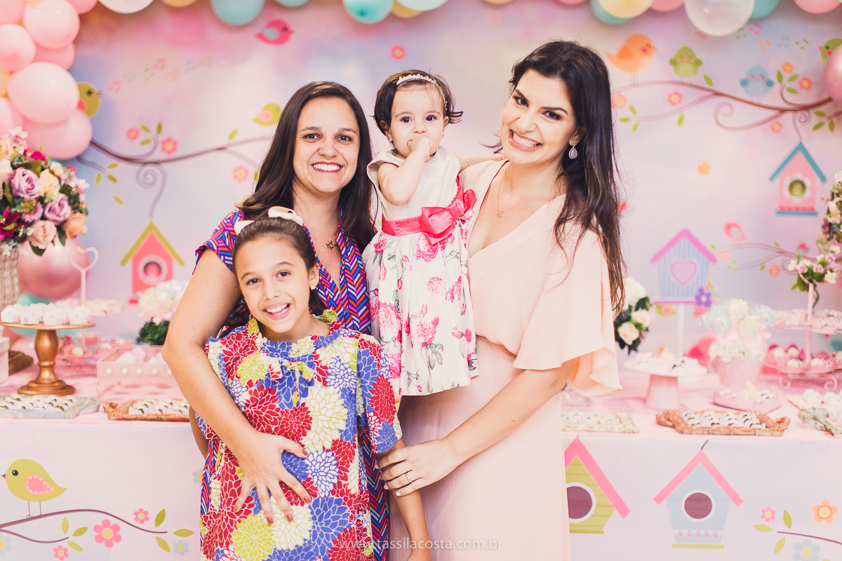 Júlia 1 ano, aniversário de menina em Vitória ES, festa de menina no tema jardim, look rosa para aniversariante de 1 ano, o que vestir no aniversário de 1 ano da minha filha, mãe de 2, tássila costa fotografia, fotos espontâneas no aniversário de 1 ano