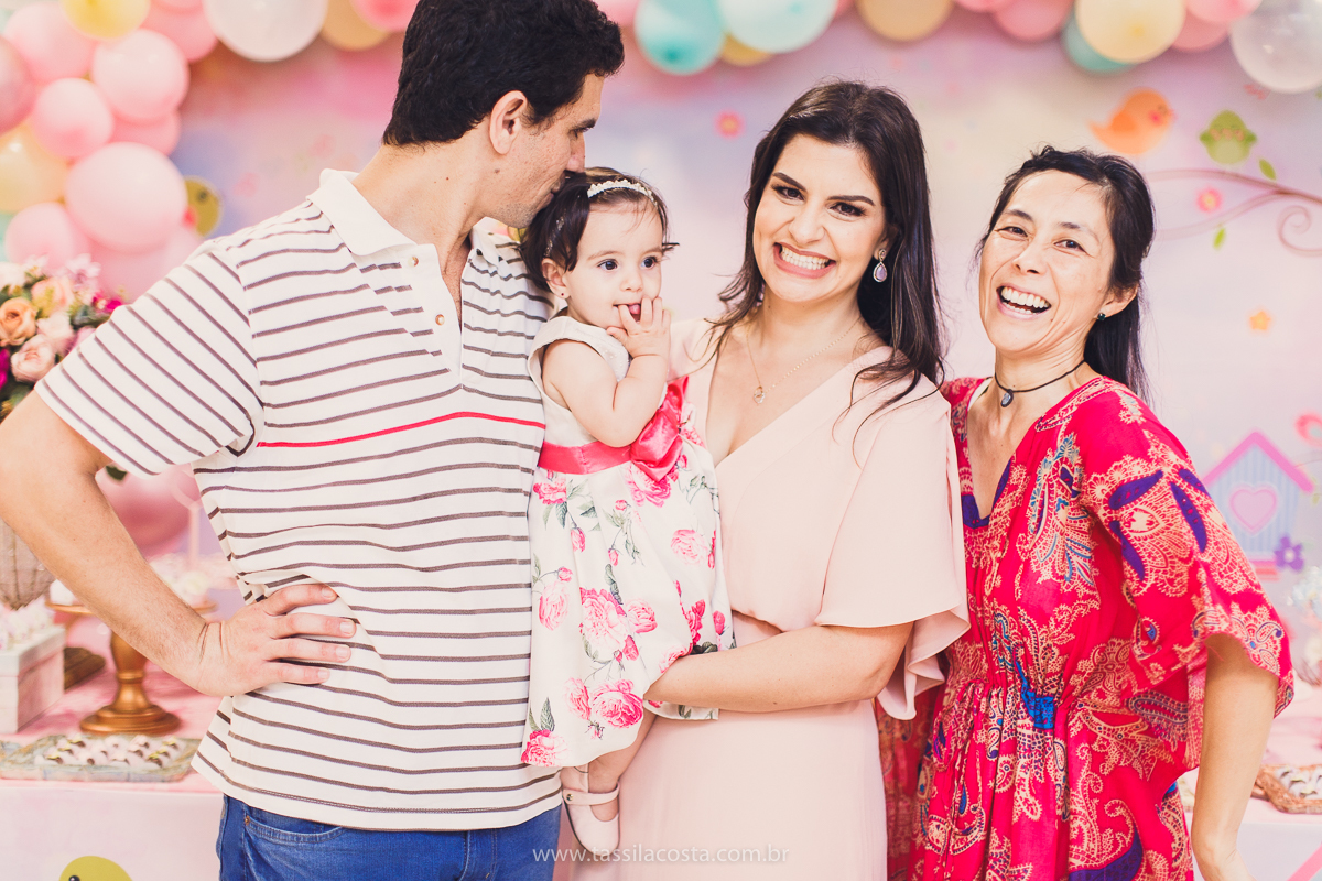 Júlia 1 ano, aniversário de menina em Vitória ES, festa de menina no tema jardim, look rosa para aniversariante de 1 ano, o que vestir no aniversário de 1 ano da minha filha, mãe de 2, tássila costa fotografia, fotos espontâneas no aniversário de 1 ano