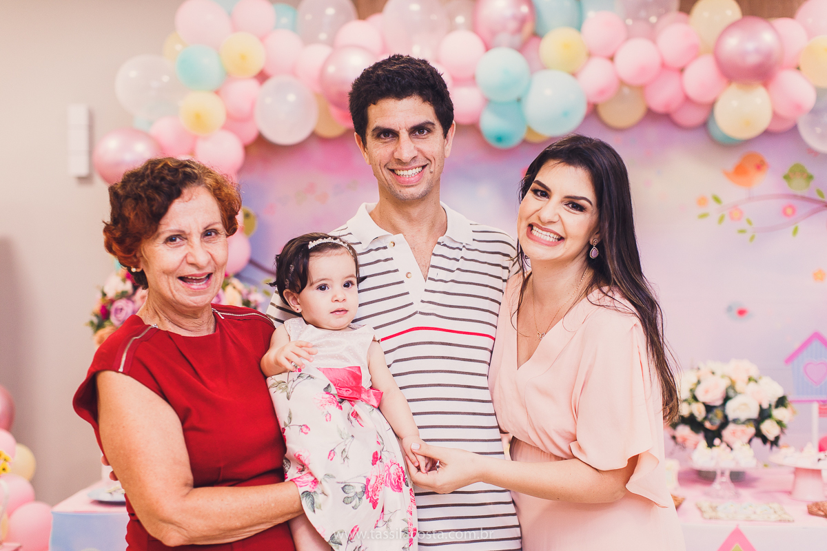Júlia 1 ano, aniversário de menina em Vitória ES, festa de menina no tema jardim, look rosa para aniversariante de 1 ano, o que vestir no aniversário de 1 ano da minha filha, mãe de 2, tássila costa fotografia, fotos espontâneas no aniversário de 1 ano