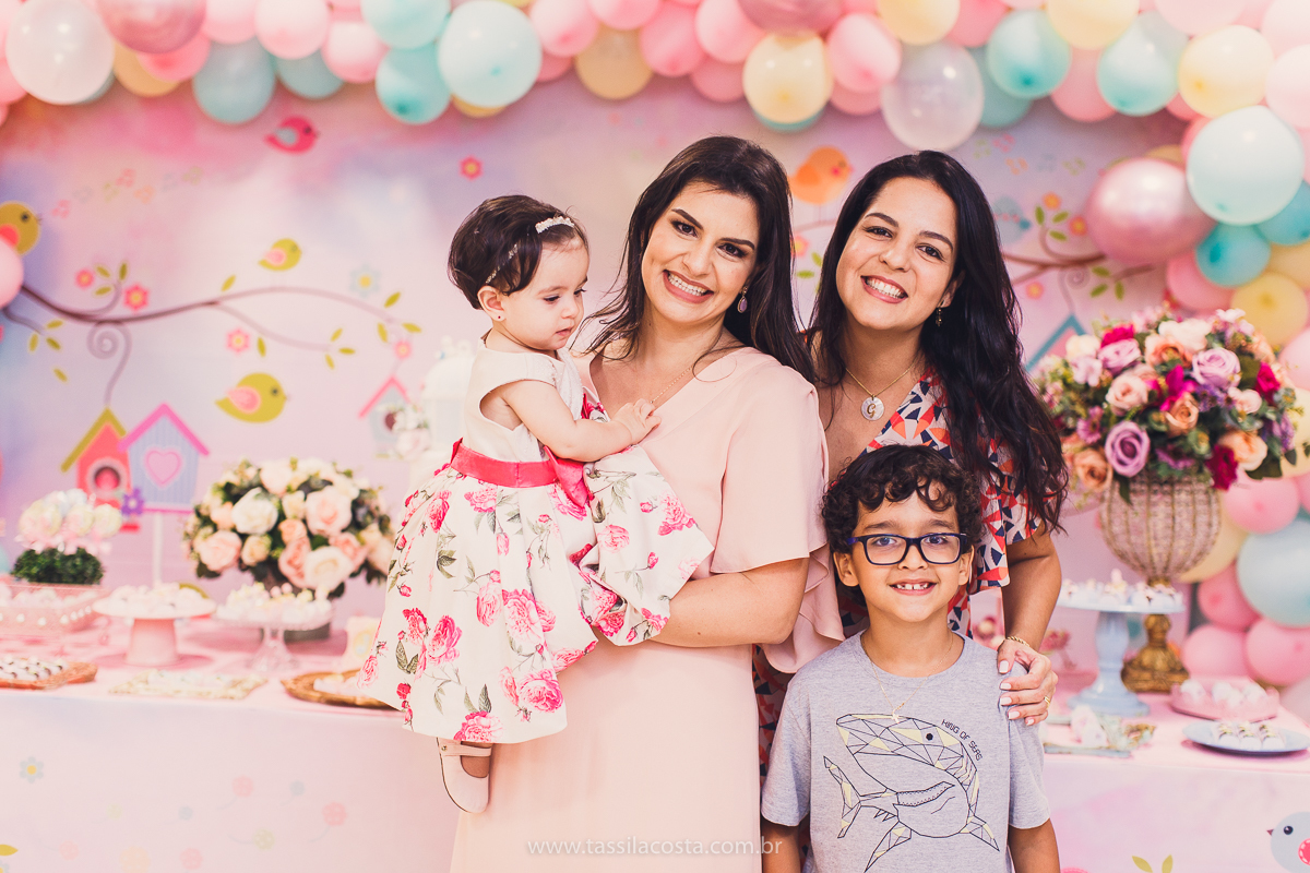 Júlia 1 ano, aniversário de menina em Vitória ES, festa de menina no tema jardim, look rosa para aniversariante de 1 ano, o que vestir no aniversário de 1 ano da minha filha, mãe de 2, tássila costa fotografia, fotos espontâneas no aniversário de 1 ano