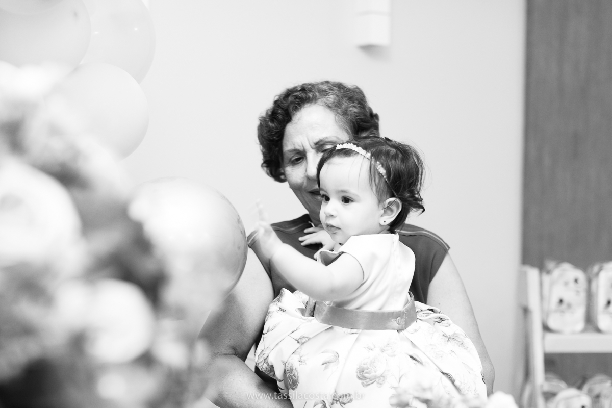 Júlia 1 ano, aniversário de menina em Vitória ES, festa de menina no tema jardim, look rosa para aniversariante de 1 ano, o que vestir no aniversário de 1 ano da minha filha, mãe de 2, tássila costa fotografia, fotos espontâneas no aniversário de 1 ano