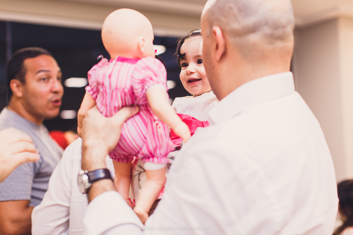 Júlia 1 ano, aniversário de menina em Vitória ES, festa de menina no tema jardim, look rosa para aniversariante de 1 ano, o que vestir no aniversário de 1 ano da minha filha, mãe de 2, tássila costa fotografia, fotos espontâneas no aniversário de 1 ano